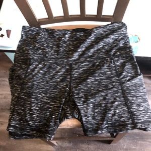 Black and white pocketed bike/yoga pants